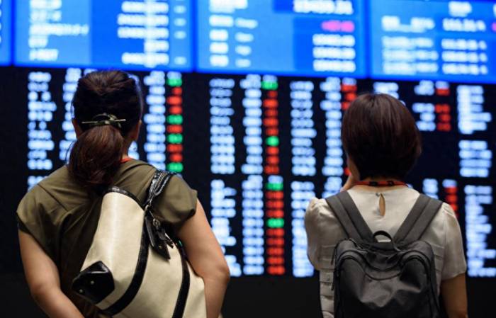 The stock market plummeted, prices soared, and Kishida was very busy. The Japane