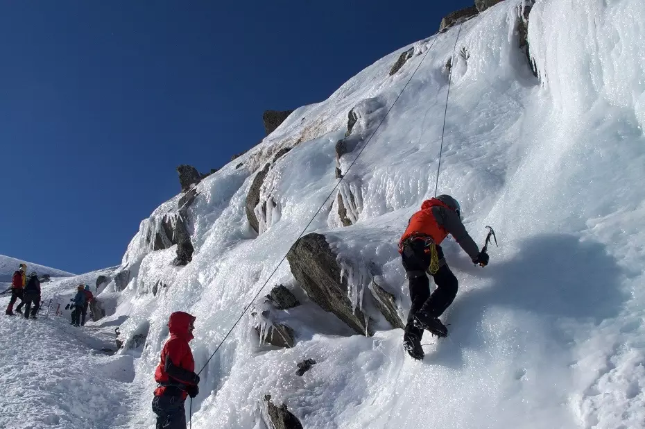 Mountaineering for Beginners: Your Complete Guide to Getting Started Safely
