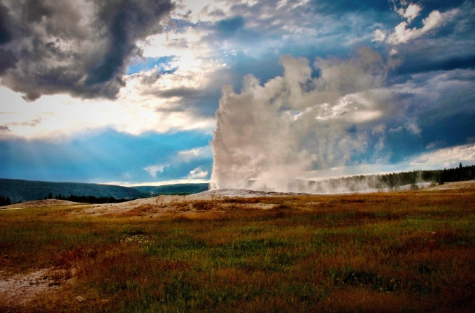Old Faithful Yellowstone Guide: Eruption Times, Best Viewing & Tips