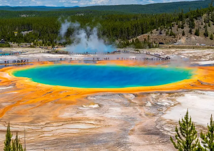why is Grand Prismatic Spring colorful