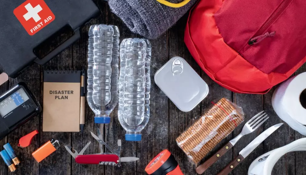 What are the 10 items in an emergency kit?