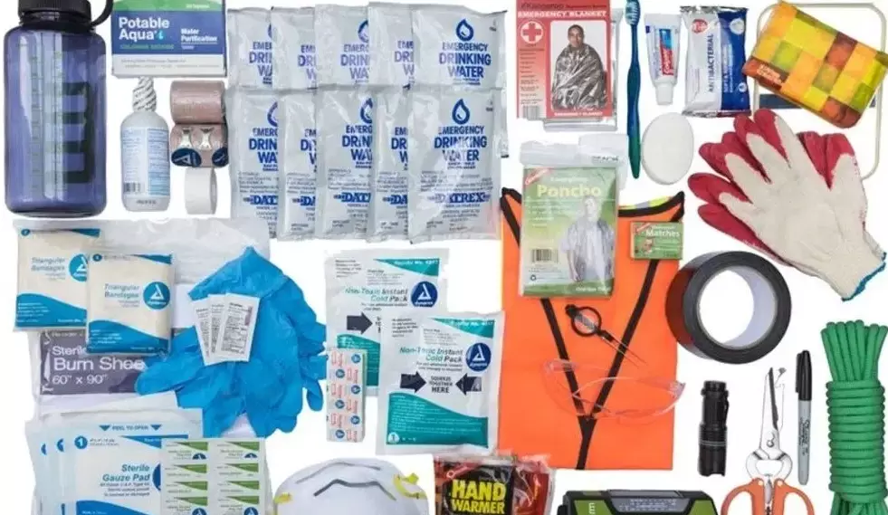 10 essential emergency items 10 essential emergency items
