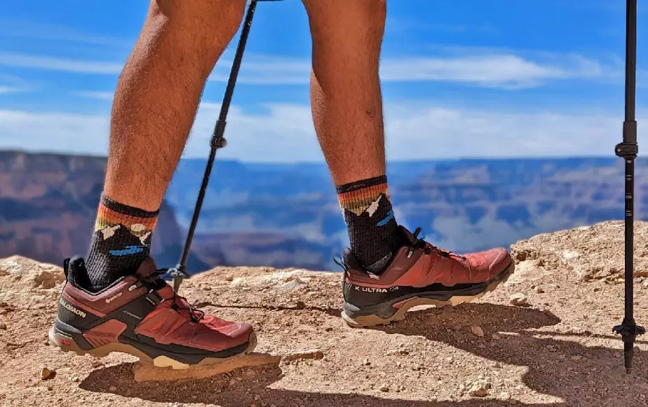 how to choose hiking socks